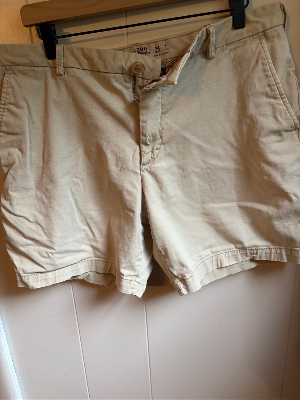 Izod Men's Cream Flat-Front Chino Shorts